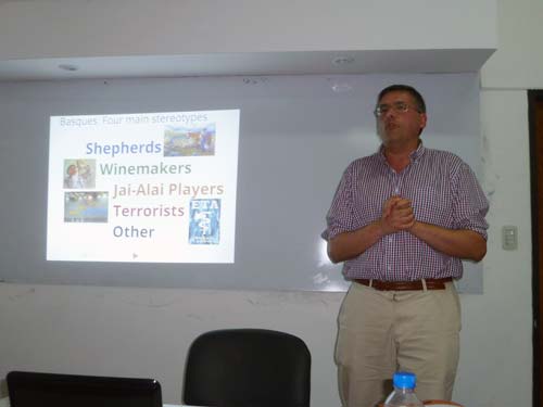 Oscar Alvarez Gila historian from the University of the Basque Country during his talk at the UNLP