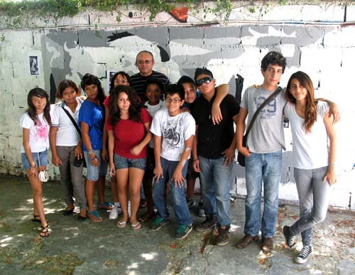 Los jóvenes artistas, alumnos de segundo de secundaria del colegio Kukulcán de Cancún, posan junto a su obra (foto AEL)