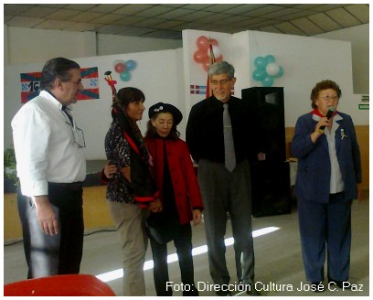 La presidenta de Toki Eder, María Ángeles Oñederra, se dirige a los congregados en el Club Altube de José C. Paz con motivo del 16 aniversario del centro vasco pacense (foto Dirección Cultura José C. Paz-Noticias Paceñas)