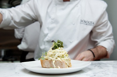 Preparando con mimo un pintxo de puerro y huevo en el restaurante Donostia de Londres (foto Donostia)