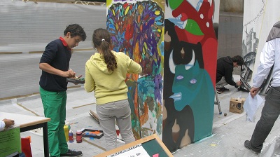 Niños del barrio de Neukolln participaron en el acto, pintando uno de los paneles que componían el mural (foto BerlinEE)