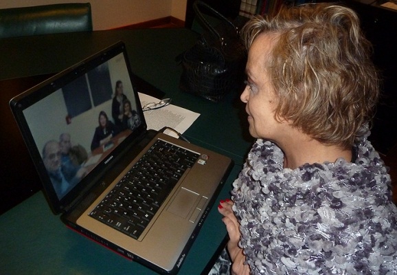 Imagen de la primera visita virtual protagonizada por Elvira Cortajarena y la Comisión Directiva del centro Gure Etxe Maitea de Olavarría (foto Irekia)