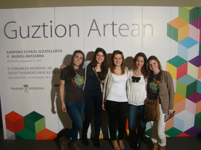 Algunas jóvenes participantes en el Gaztemundu 2011, durante el V. Congreso Mundial de Colectividades Vascas