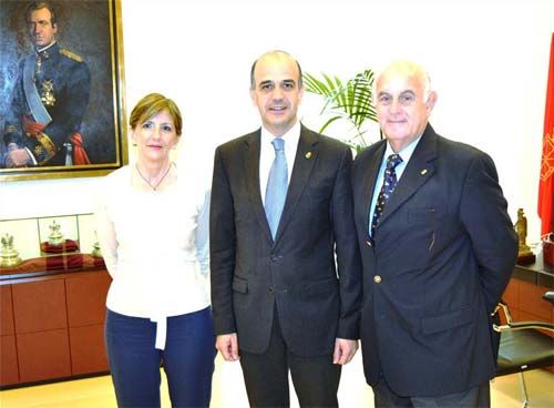 Rosa Mary Ibáñez, Alberto Catalán y Crisanto Ayanz durante la visita del pasado martes al Parlamento Foral de Navarra (foto PFN)