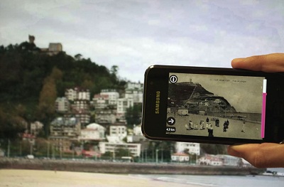 Usando KulturMapp en Donostia: al fondo, Igeldo hoy día, y en primer término, en una foto antigua (foto Euskomedia)