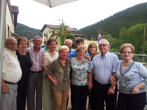 Top row: Mario Satika, Begoña Barrutia, Koldo Goitia, Maribi San Antonio, Jose Badiola, Iñaki Etxabe, Anne Etxabe. Bottom row:Mila Aboitiz, Mila Aberasturi, Jose Ignacio Etxabe and Angelita Fundazuri (photo P-J. Oiarzabal)