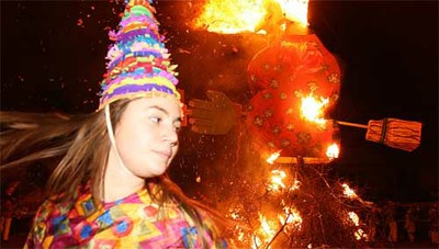 Los dantzaris de Gazte Alai vistieron trajes muy coloridos en el San Juan 2011 (foto Ecos Diarios)