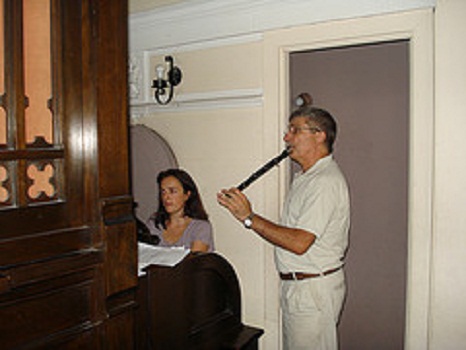 Acompañada por el txistulari José María Gutiérrez, Ana Paula Segurola en una de sus presentaciones en los conciertos de la Asociación Euskal Echea (foto UVV)
