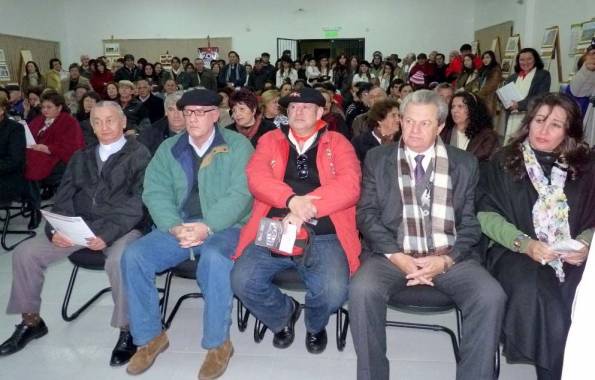 The Asuncion Basque club delegation along with other authorities during the tribute to Sebastian Sasiain and Brigida Zubia in San Juan Bautista (photo Rafael Marcial Montiel-Agroclasi.com)