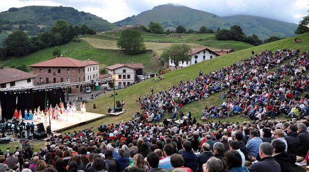 Exitosa representación el pasado viernes de la obra 'Amaiur 2012, haien ametsa gurea da' (su sueño es el nuestro) de Pier-Pol Berzaitz, en Amaiur (Baztan), sobre la conquista de Navarra (foto Ondikol-Diario de Noticias)