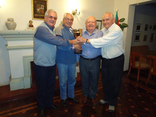 Los flamantes participantes peruanos en el torneo Mercomus 2012 con la copa de campeones en la mano (fotoEE)