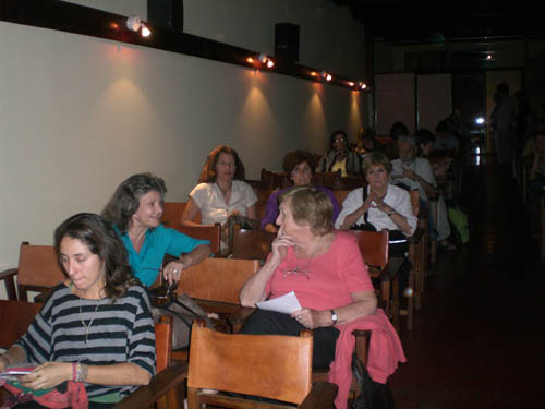 Aspecto del público asistente al Ciclo de Cine Vasco organizado por el CV Euskal Jatorri en la Biblioteca Popular Posadas (fotoEE)