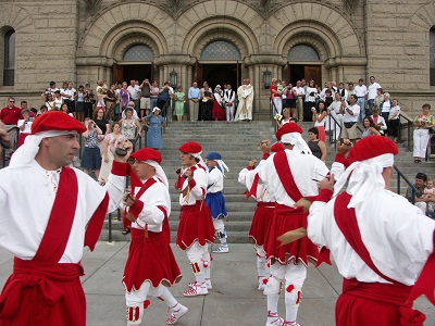 La exhibición de dantza antes, durante y después de la misa de San Ignacio es uno de los momentos más esperados de la fiesta de Boise