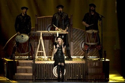 Madonna, con txapela incluida, cantando con los tres componentes de Kalakan