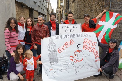 Los organizadores de la fiesta de San Fermín de la London Basque Society posan en su calle Estafeta (foto LondonEE)