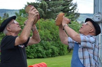 The weekend began with dinner outside on Friday; the members of Zazpiak Bat were ready to celebrate (photo VancouverEE)