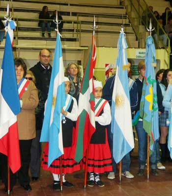 Representantes del Beti Aurrera en los festejos por el 9 de julio en Chivilcoy (fotoEE)