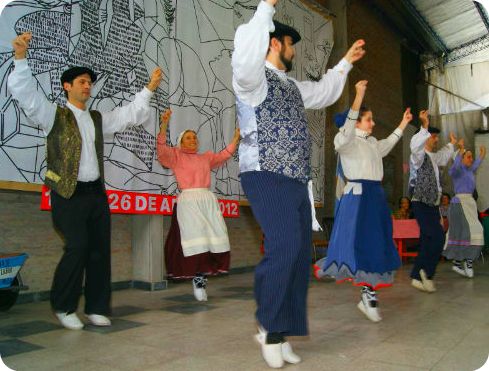 El grupo Ekin Dantzari Taldea de Buenos Aires participará en la convocatoria de San Fermín que ha organizado Eusketxe de la capital porteña para este próximo sábado (argazkiaEE)