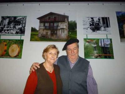Betty Paris y Alberto Ospital en la nueva sede de Euskaltzaleak en Buenos Aires (foto EuskalKultura.com)