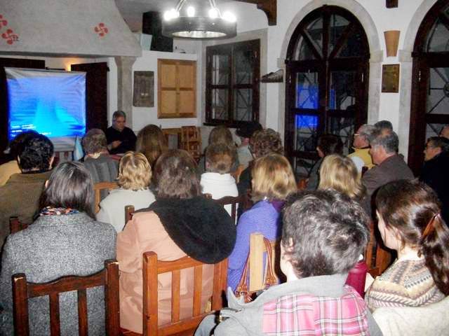 Un momento de la charla sobre los 500 años de la conquista de Navarra impartida por César Arrondo el pasado martes en el Centro Vasco Zingirako Euskaldunak de Chascomús (fotoEE)