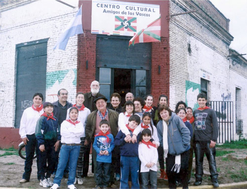 Mikel Ezkerro (atzean, altuena, bizar zuriduna) Chacabucora egindako bisita egunean, Amigos de los Vascos Peñako egoitza aurrean zenbait lagunekin (argazkia Luis Aramburu)