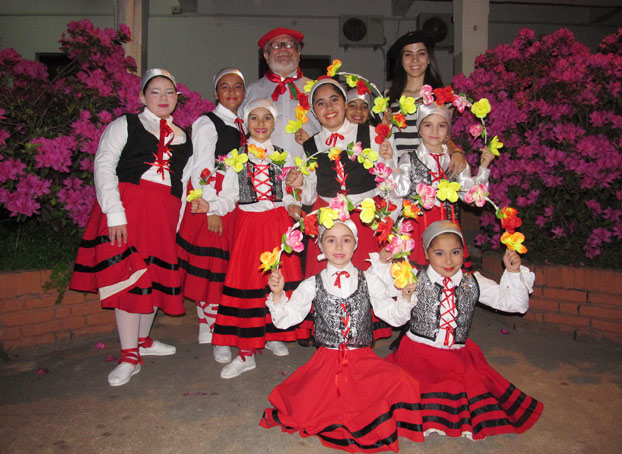 El grupo de dantzaris de Kotoiaren Lurra del Chaco el pasado viernes, día en que actuó en la gala del 16 aniversario de la fundación del centro vasco, este pasado viernes, bajo la dirección de Andrea Tamer (fotoEE)