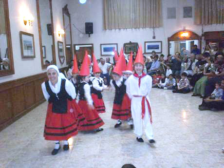 Dantzaris txikis del Centro Beti Aurrera de Chivilcoy el pasado sábado en la segunda peña vasco-argentina llevada a cabo en las instalaciones de la euskal etxea (foto La Campaña)