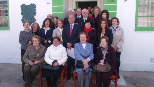 Guillermo Echenique erdian, alboan bere ezkerrera Ana Urchueguia eta Ainhoa Alday dituela, Bostgarren erregio txiletarreko Eusko Etxearen aurrean, bertako buruzagi eta bazkide multzo batekin (argazkia Irekia)