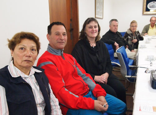 Mariana Fernández Castelli (en el centro, la tercera por la izquierda), rodeada de significados integrantes del CV Toki Eder (fotoEE)