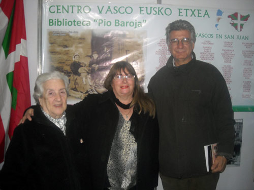 El intendente Juan Carlos Gioja visitó el stand de Eusko Etxea de San Juan y su Biblioteca 'Pío Baroja', siendo recibido por Ofelia Larrea (izda) y la lehendakari Cristina Hornilla (fotoEE)