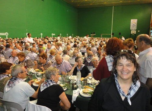 Photo during the meal that brought together 600 Basque sheepherders "amerikanoak" in Pamplona. The first row smile belongs to Californian Basque, now living in Erratzu, Josephine Etcheverry Irigoyen (photo EuskalKultura.com)