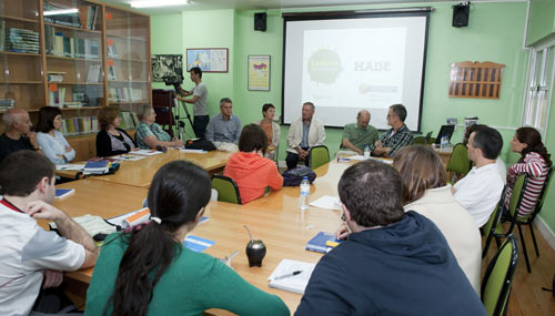 Un momento del encuentro ayer en Maizpide, con Julián Celaya dirigiéndose a los participantes en Gaztemundu 2012 (foto Irekia)