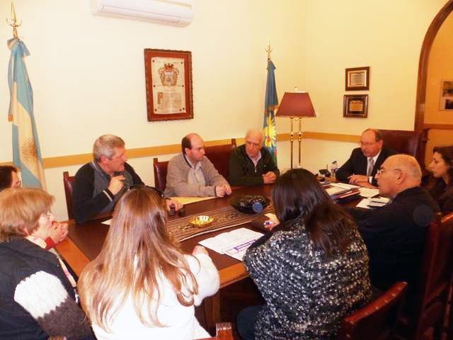 Reunión de las Colectividades chascomunenses, entre ellos el presidente del Centro Vasco, Pedro Mauregui Larranda (en el centro con ropa clara), con el intendente Gobbi de la ciudad (fotoEE)