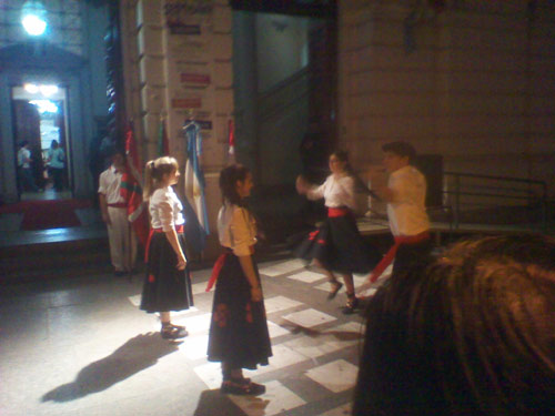 Los dantzaris de Cordobatarrak participaron de las celebraciones del Día del Inmigrante en la peatonal de Córdoba (fotoEE)