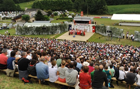 The performance of Jose Mendiague in Arrokiaga gathered a large audience in this Zuberoan town (photo Gaizka Iroz-Naiz.info)