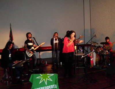 El grupo Maral en plena actuación, con su líder Mariana Dominé a la cabeza (foto Euskaltzaleak)