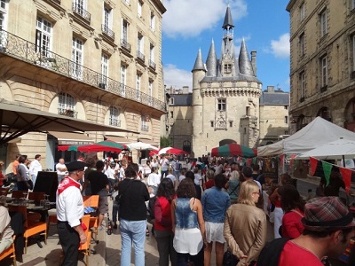 El mercado vasco instalado en la Plaza del Palacio atrajo a numerosos visitantes durante todo el fin de semana (foto BordeleEE)