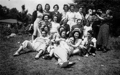 An image of a young group of Basques in Brooklyn that leads Pedro Oiarzabal's article on Facebook Stories (photo EuskalEtxeak.net)