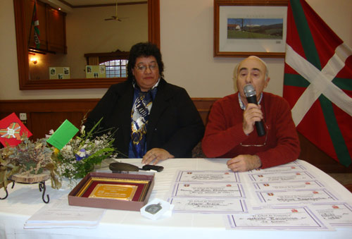 Martha Cleci, presidenta de SADE (Sociedad Argentina de Escritores) y Luis Goicoechea,presidente del Centro Vasco Beti Aurrera de Chivilcoy, el pasado viernes, anunciando los nombres de los galardonados (fotoEE)