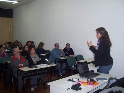 La profesora Idurre Lekuona durante una de las clases del Lectorado de Lengua y Cultura Vasca de la UNLP (foto UNLP)