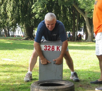 Even though the stone didn't weigh 328 kilos it served to teach club members stone lifting technique at the annual picnic (photo RIEE)
