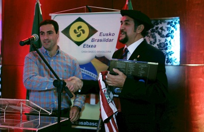 En el acto de clausura de la II Semana Basca, Imanol Pradales, diputado de Promoción Económica de la Diputación Foral de Bizkaia, haciendo entrega de unos obsequios a Oskar Goitia, presidente de Eusko Brasildar Etxea (foto SaoPauloEE)