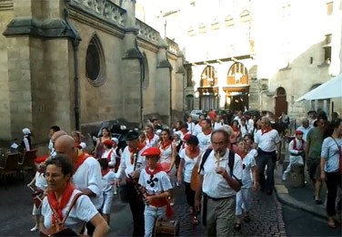 A los socios de la Euskal Etxea de Burdeos les gusta implicar a la ciudad en sus actividades; así lo hicieron en este pasacalle con txistularis, durante la Fiesta de la Música de 2011 (foto BordeleEE)