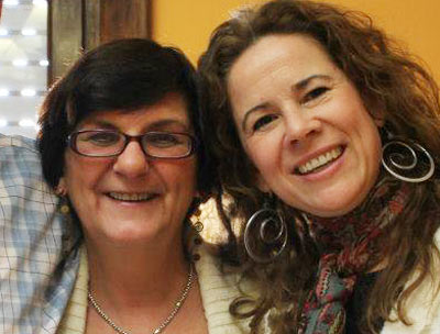 Maitena Mugica (a la derecha) y su amiga Cecilia Lejarreta, ambas de Tandil, en el interior de la provincia de Buenos Aires, recibieron en sus casas los dos ejemplares de 'Euskera para dummies' del sorteo del pasado mes de julio (foto EuskalKultura.com)