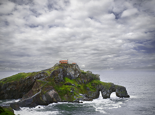 La impresionante vista de San Juan de Gaztelugatxe, uno de los lugares que visitará el tour