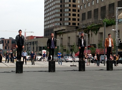 Los dantzaris de Kukai en uno de los espectáculos que ofreciero en las calles de Montreal (foto QuébecEE)