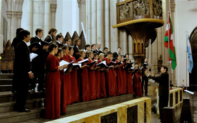 Camerata de la Luna, coral adscrito a Euskal Etxea de Villa Mercedes, cantando durante los actos de la II Semana Basco-Brasileira en la catedral de Sao Paulo (fotoEE)