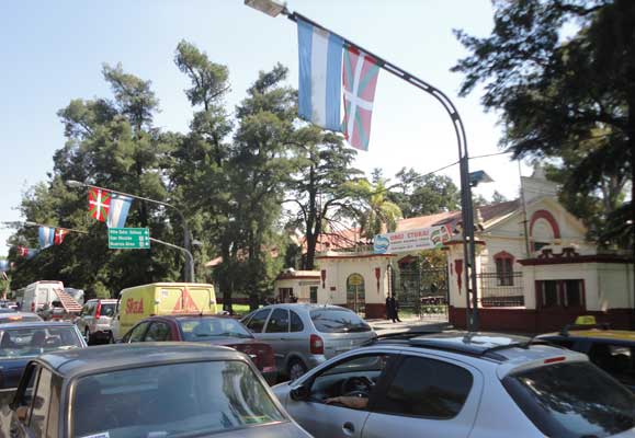Banderas argentinas e ikurriñas escoltaban a los invitados hasta las instalaciones de la Rural, donde se desarrollaron las actividades principales de la Semana Nacional (fotoEuskalKultura.com)