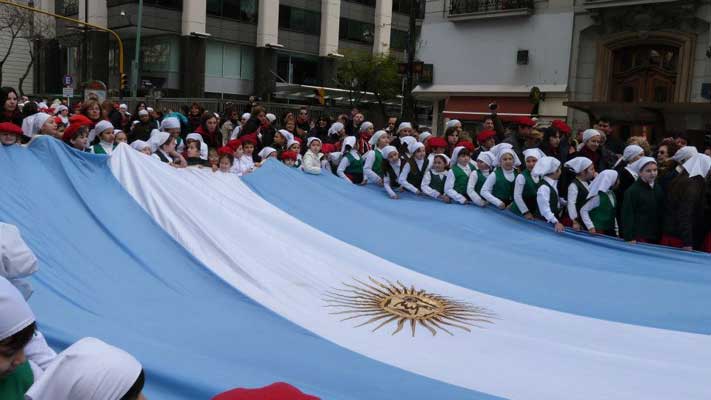 Síntesis de lo que fue el 'Buenos Aires celebra al País Vasco': los colores de la ikurriña y los dantzaris txikis sosteniendo la bandera argentina, fundidos en una única postal (fotos BA celebra al País Vasco)