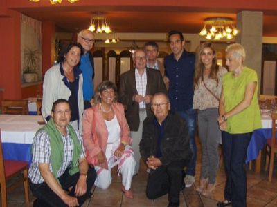 Participants in the meeting of Basque-Chileans in Donostia along with Claudio Bravo, goalie for Real Sociedad and the Chilean Consul in Bilbao, Iratxe de Madariaga (photo Berriketari/MAyçcaguer)